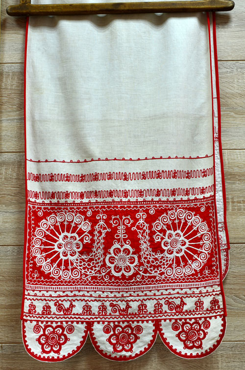 handbesticktes Tuch, Museum Medvezhyegorsk